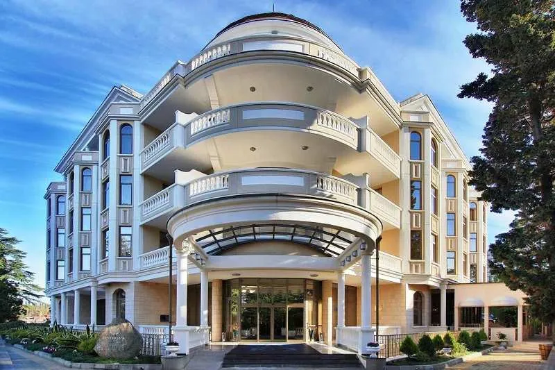 Где в окрестностях курорта найти доступные дома с купальной зоной